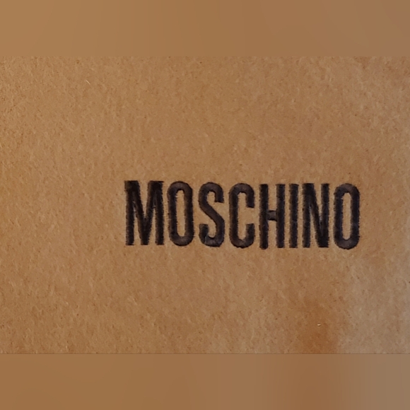 Moschino Tan/ Brown 100% Pura Lama/ Lamb’s Wool Scarf with fringe - Picture 2 of 9